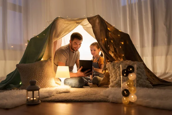 Famille avec tablette pc dans la tente des enfants à la maison — Photo