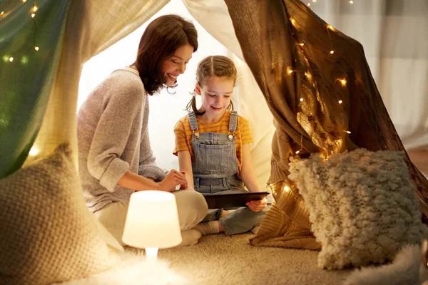 Famiglia con tablet pc in tenda per bambini a casa — Foto Stock