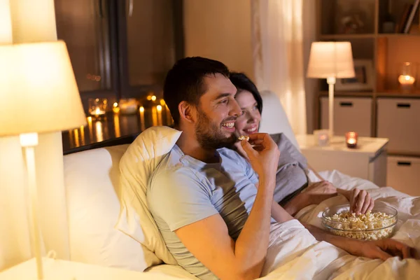 Paar mit Popcorn schaut nachts zu Hause fern — Stockfoto