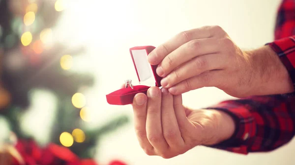 Gros plan des mains avec bague dans la boîte cadeau de Noël — Photo