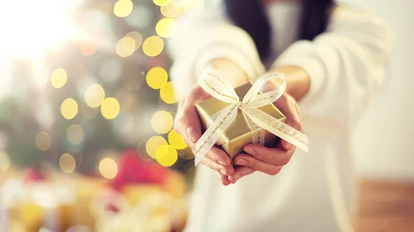 Close up de mulher segurando caixa de presente de Natal — Fotografia de Stock