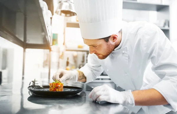 Gelukkig mannelijke chef-kok koken eten bij restaurant keuken — Stockfoto