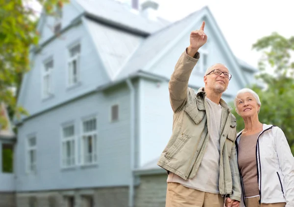 Feliz casal sênior sobre viver casa fundo — Fotografia de Stock