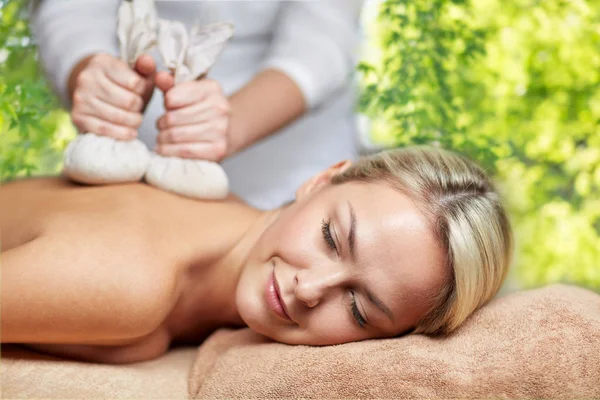 Nahaufnahme einer Frau mit Kräuterbeutel-Massage im Wellnessbereich — Stockfoto