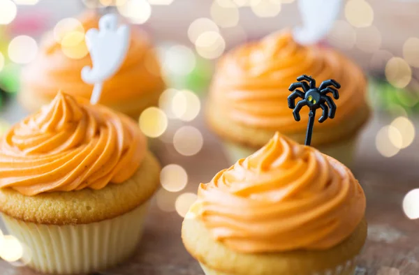 Cupcakes con decoraciones de Halloween en la mesa — Foto de Stock