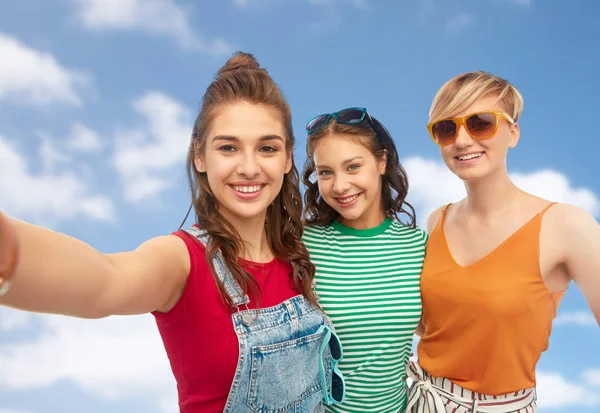 Šťastné ženy přátelé v sluneční brýle s selfie — Stock fotografie