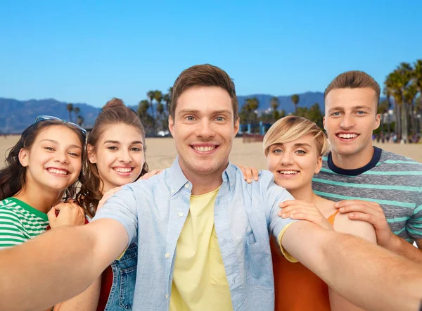 Amigos felizes tomando selfie sobre fundo branco — Fotografia de Stock
