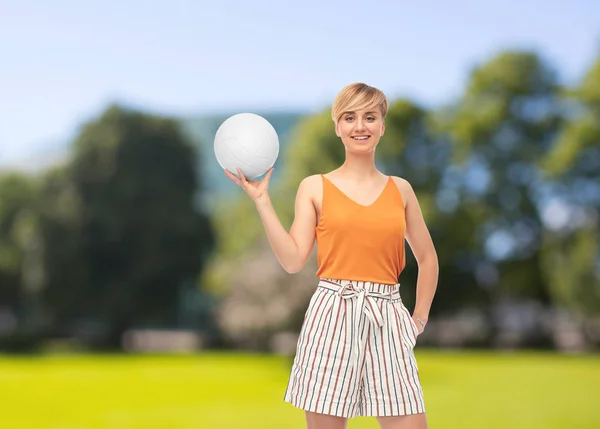 Tonårsflicka med volleyboll över sommaren park — Stockfoto