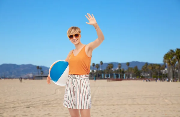 Ler tonårig flicka med boll över venice beach — Stockfoto