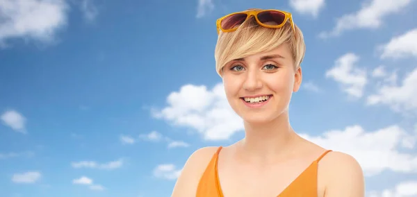 Портрет улыбающейся девочки-подростка в солнечных очках — стоковое фото