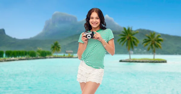 Adolescente com câmera de filme sobre bora praia — Fotografia de Stock