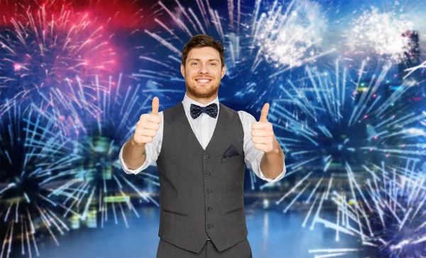 Felice uomo mostrando pollici sopra i fuochi d'artificio — Foto Stock