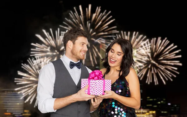 Feliz pareja con caja de regalo en la fiesta de cumpleaños — Foto de Stock