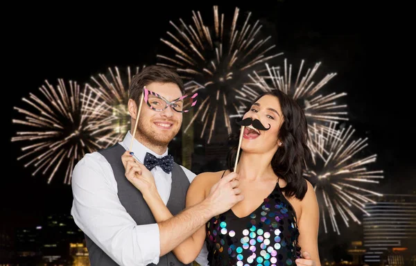 Boldog pár, party kellékek, szórakozás — Stock Fotó