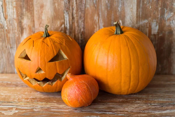 Jack-o-Laterne oder geschnitzter Halloween-Kürbis — Stockfoto