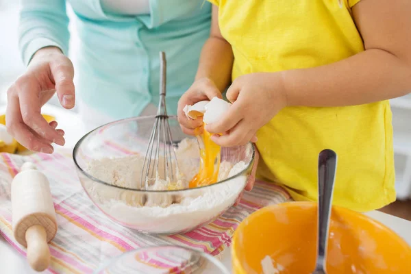 Anne ve kızı evde mutfak at hamur yapma — Stok fotoğraf