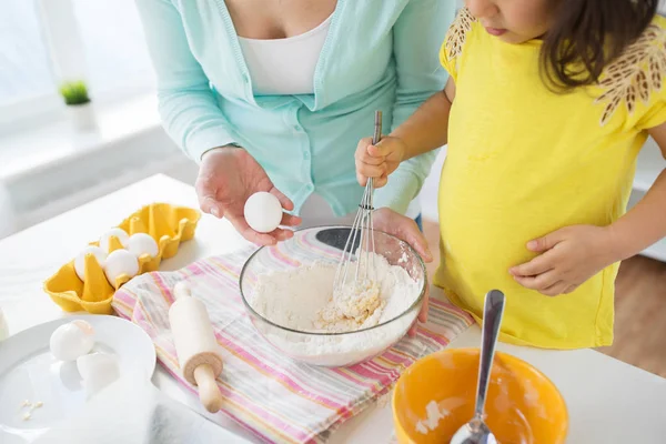 Madre e hija haciendo masa en la cocina casera — Foto de Stock