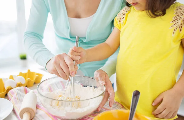 Matka i Córka, wyrabiania ciasta w domowej kuchni — Zdjęcie stockowe