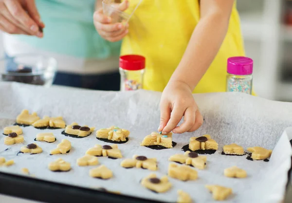 Madre e figlia che fanno biscotti a casa — Foto Stock