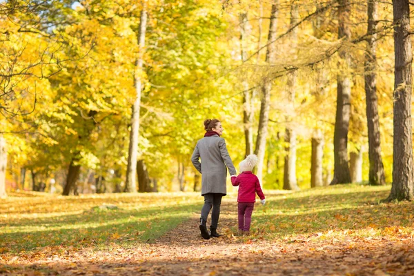 Glückliche Mutter und kleine Tochter im Herbstpark — Stockfoto