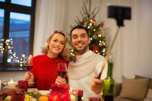 Pár fotit selfie hůl na Vánoce — Stock fotografie