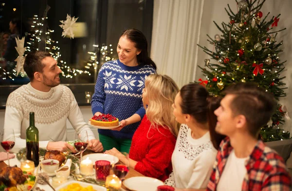 Mutlu arkadaşlar evde Noel yemeği yiyor. — Stok fotoğraf