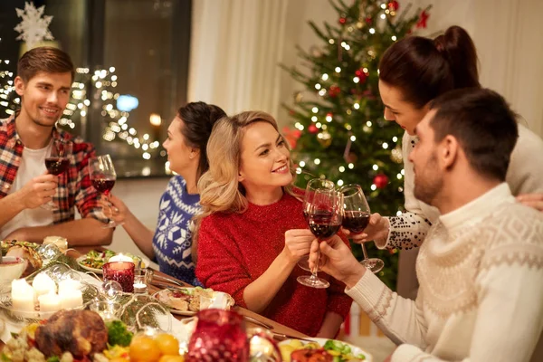 Φίλοι γιορτάζουν τα Χριστούγεννα και πίνουν κρασί — Φωτογραφία Αρχείου