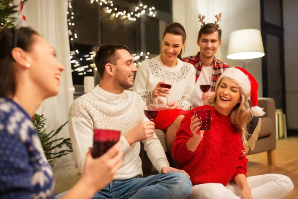 Amigos comemorando o Natal e beber vinho — Fotografia de Stock