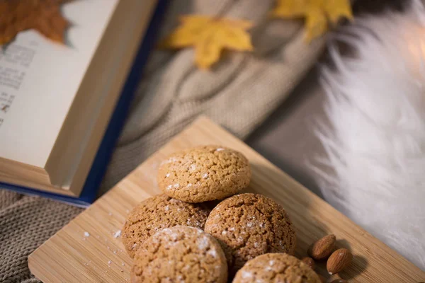 Biscotti di farina d'avena su tavola di legno a casa — Foto Stock