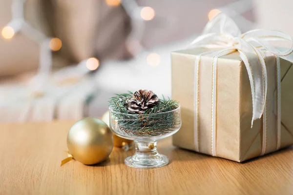 Vánoční jedle dekorace s kužel, koule a dárek — Stock fotografie