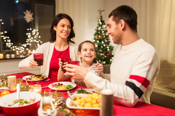 Mutlu bir aile evde Noel yemeği yiyor. — Stok fotoğraf