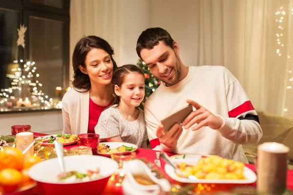 크리스마스 저녁 식사를 하는 스마트폰 가족 — 스톡 사진