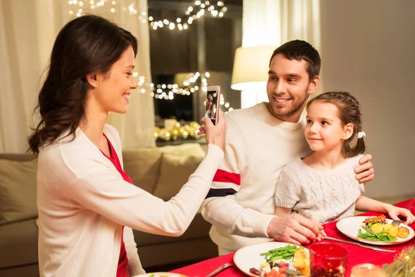 Glückliche Familie beim Weihnachtsessen — Stockfoto