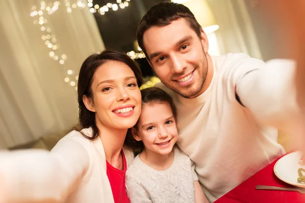 Щаслива сім'я приймає селфі на Різдво — стокове фото