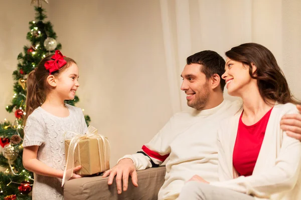 Familia feliz con la Navidad presente en casa — Foto de Stock