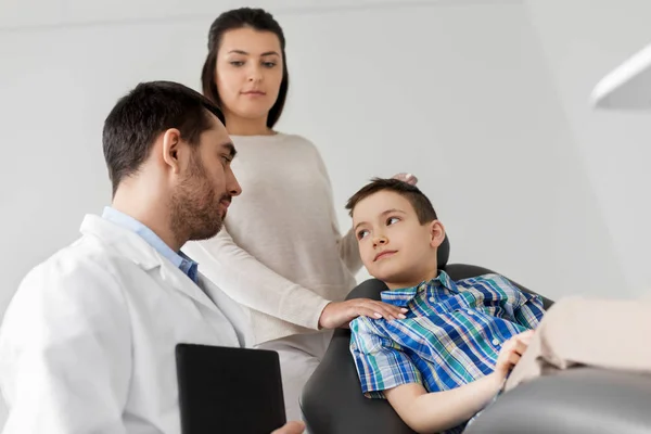 Mother and son visiting dentist at dental clinic — Stock Photo, Image