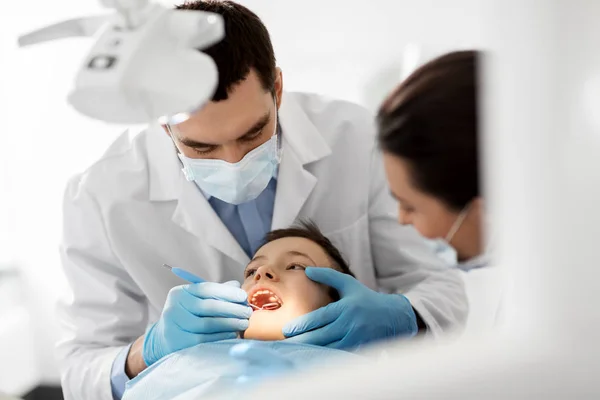 Dentist checking for kid teeth at dental clinic — Stock Photo, Image