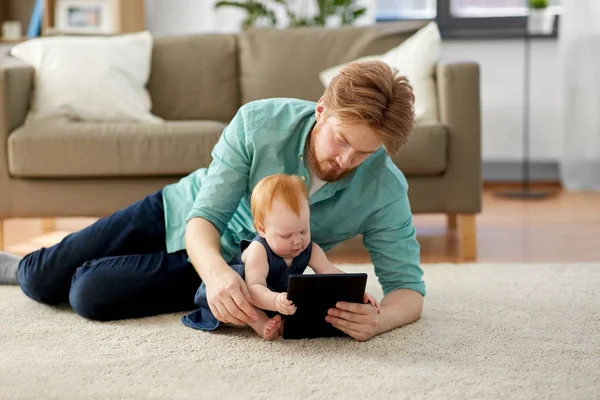 Padre e hija del bebé con la tableta PC en casa — Foto de Stock