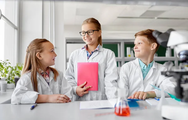 Діти, які вивчають хімію в шкільній лабораторії — стокове фото