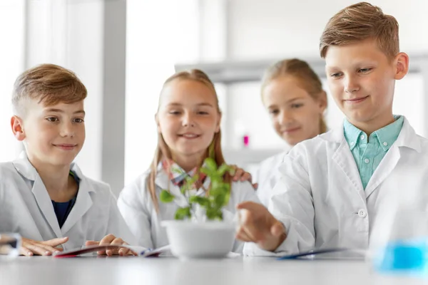 Crianças ou estudantes com planta na aula de biologia — Fotografia de Stock