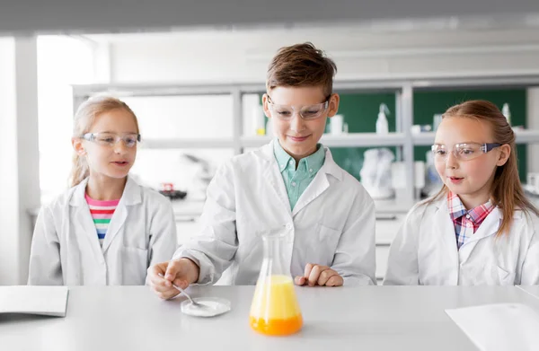 Crianças com tubo de teste estudando química na escola — Fotografia de Stock