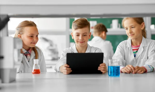 Barn med TabletPC på skolan laboratorium — Stockfoto