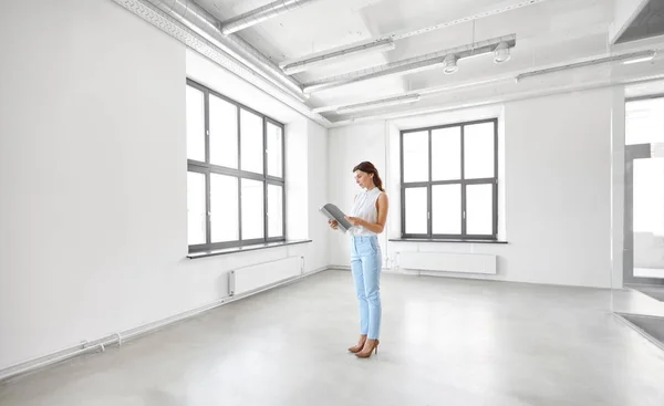 Mujer de negocios o agente inmobiliario con carpeta en la oficina — Foto de Stock