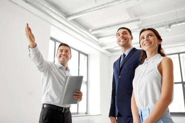 Mäklaren som visar nya kontorsrum till kunder — Stockfoto