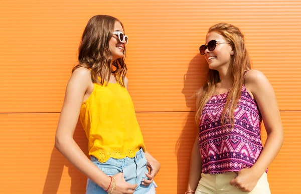 Meninas adolescentes sorridentes em roupas de verão ao ar livre — Fotografia de Stock