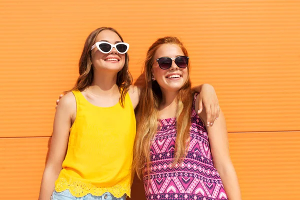 Teenager Mädchen in Sommerkleidung umarmen sich im Freien — Stockfoto