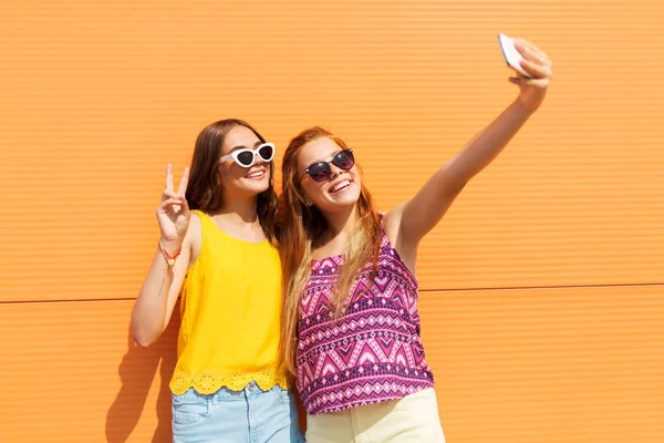 Teen girls taking selfie by smartphone in summer — Stock Photo, Image