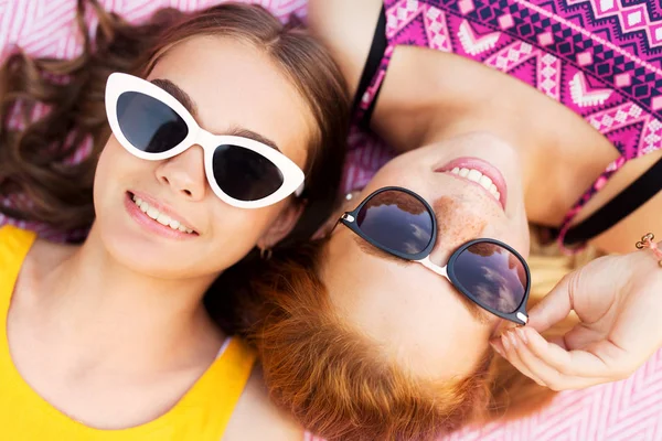 Teenager-Mädchen mit Sonnenbrille auf Picknickdecke — Stockfoto