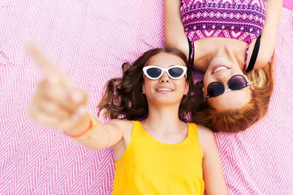 Tienermeisjes in zonnebril op Picknickkleed. — Stockfoto