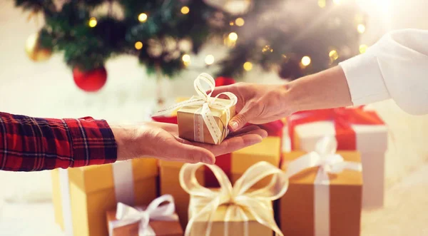 Primer plano de las manos de pareja con caja de regalo de Navidad — Foto de Stock